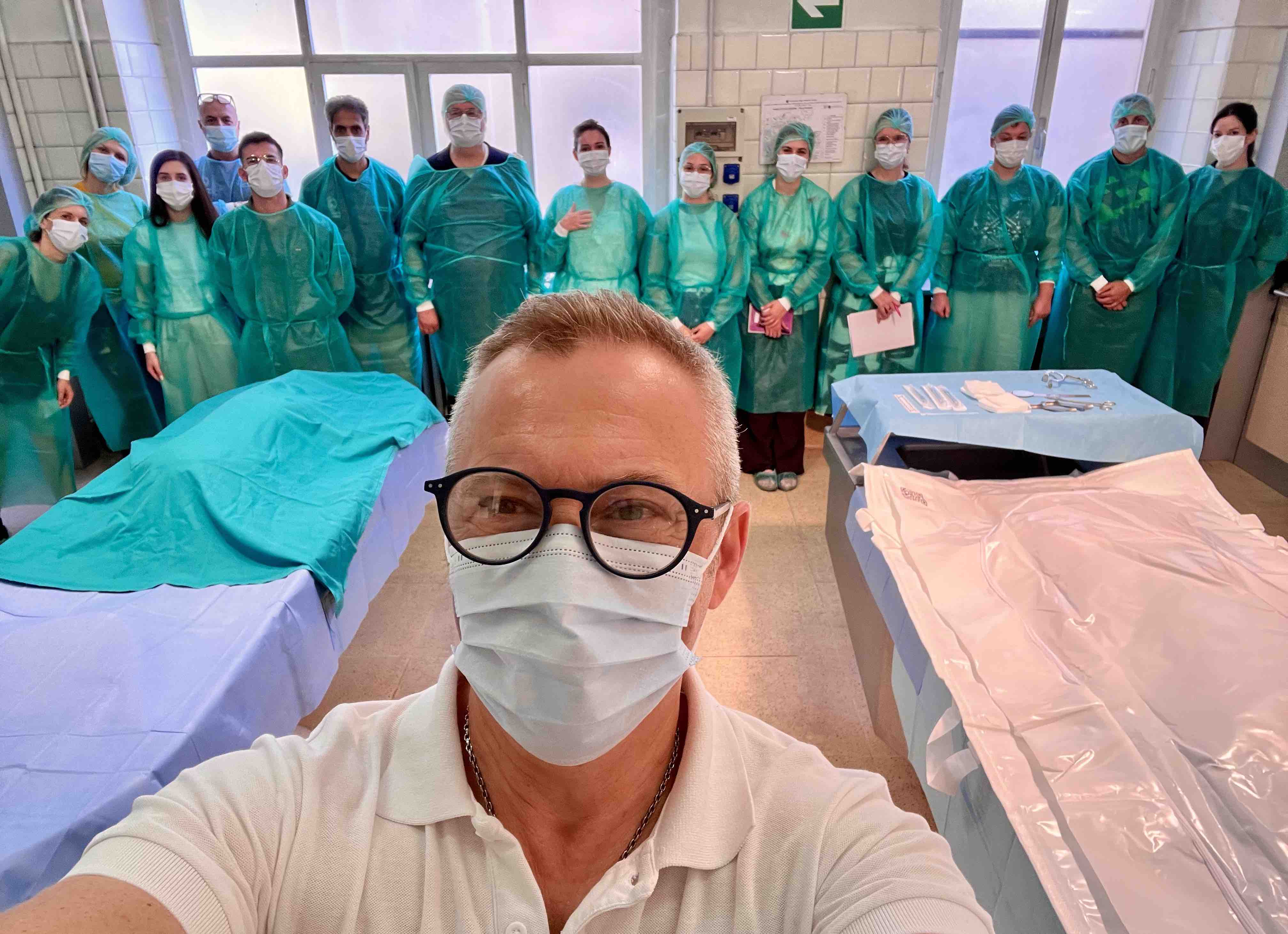 Il prof. Nuzzolese e i discenti del corso durante le esercitazioni pratiche su resti umani.