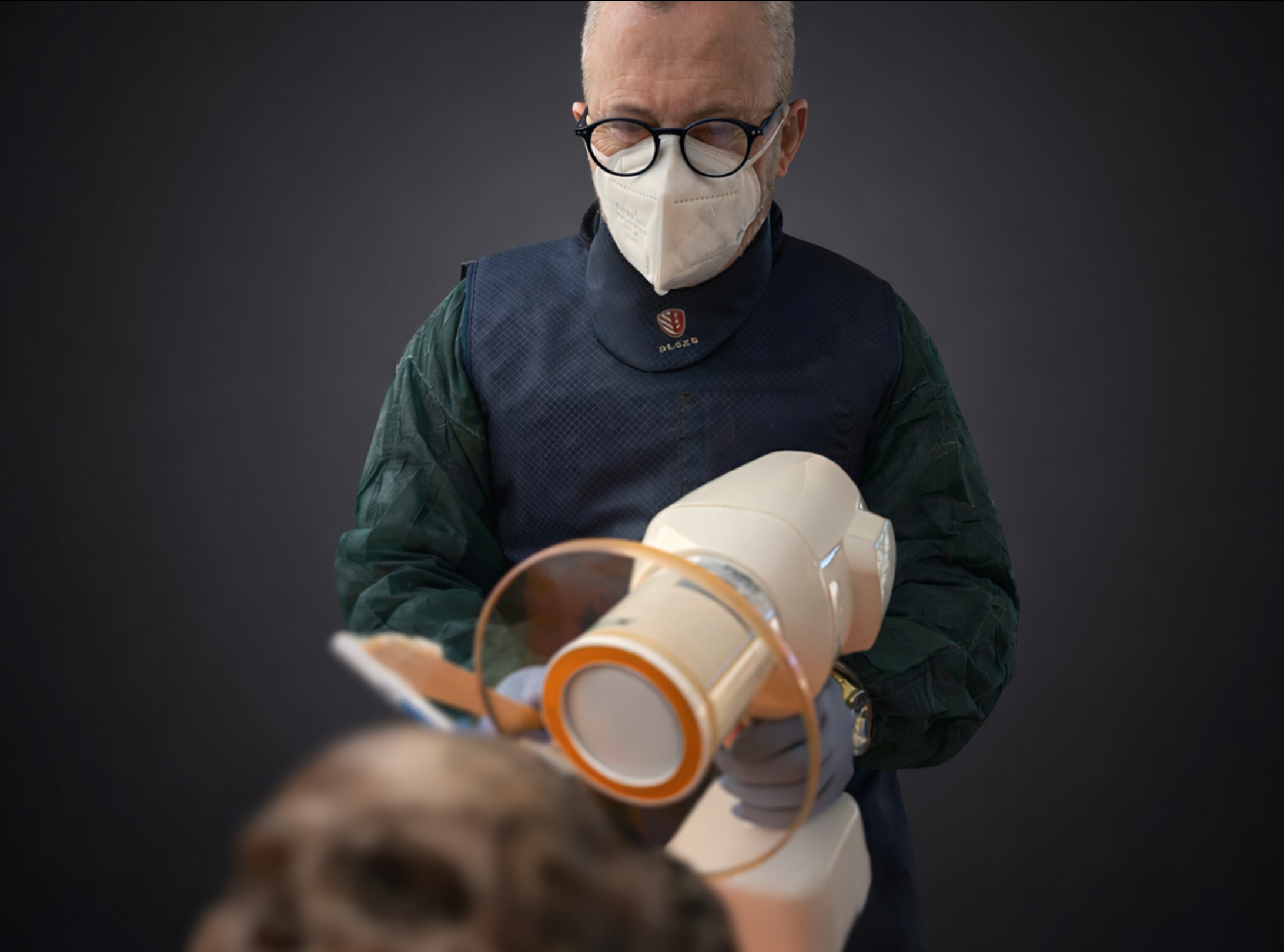 Prof. Emilio Nuzzolese durante un'autopsia orale